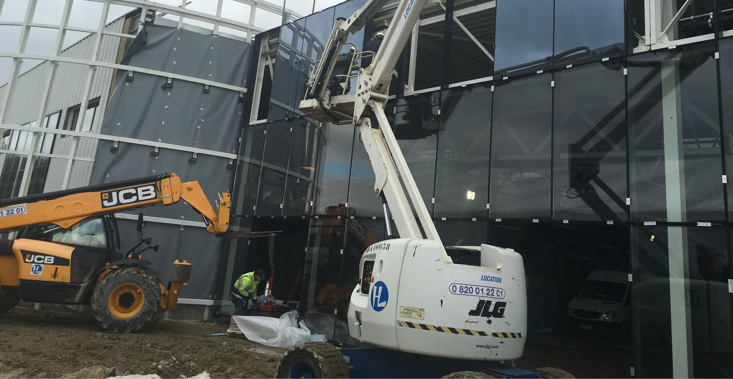 Pose de la façade vitrée du nouveau Castorama d'Ormesson, chantier en site occupé