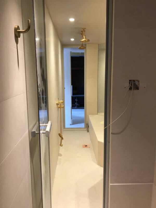 Salle de bain rénovée du Park Hyatt Paris Vendôme, finitions livrées en site occupé