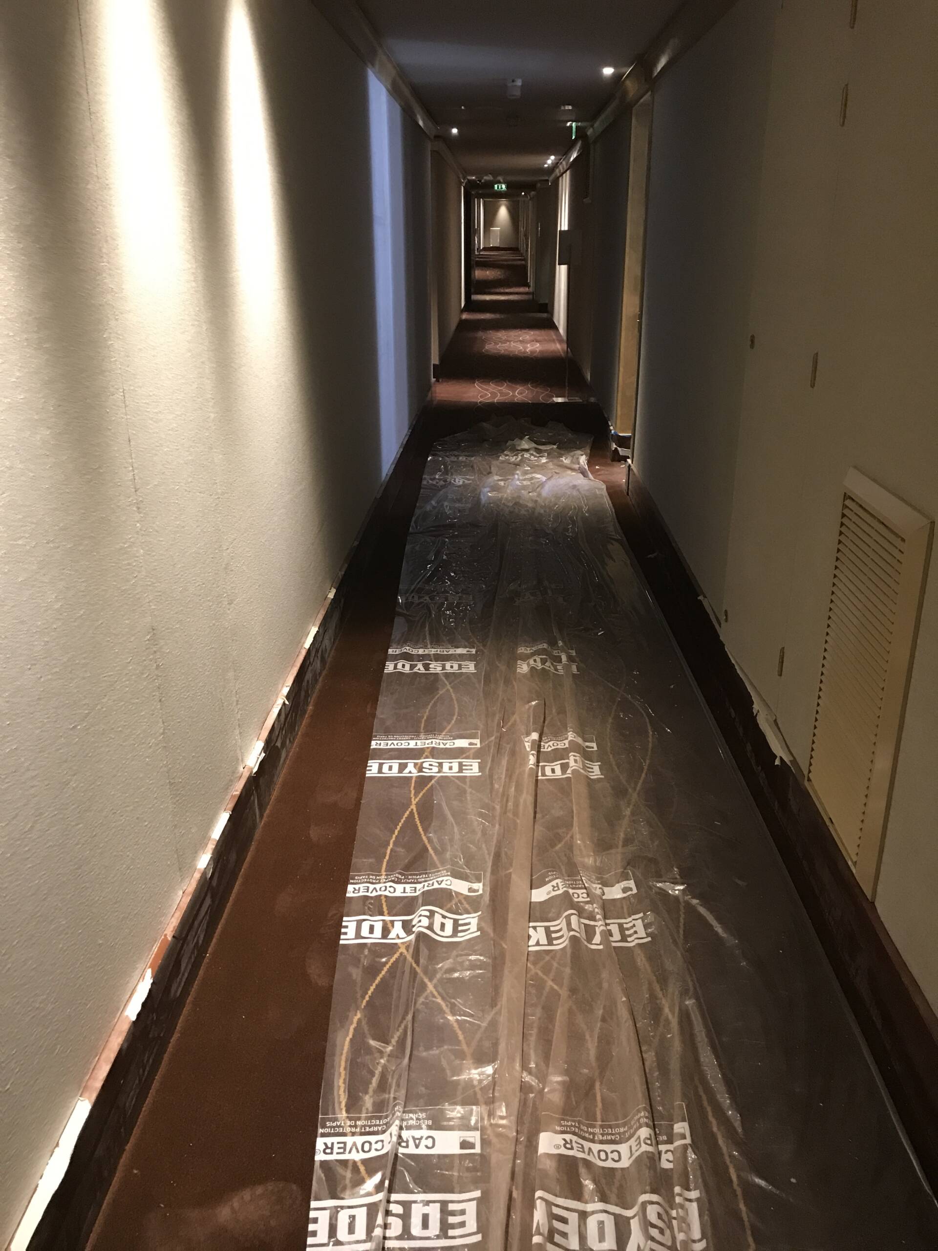 Couloir du Park Hyatt Paris Vendôme sous protections pendant les travaux en exploitation